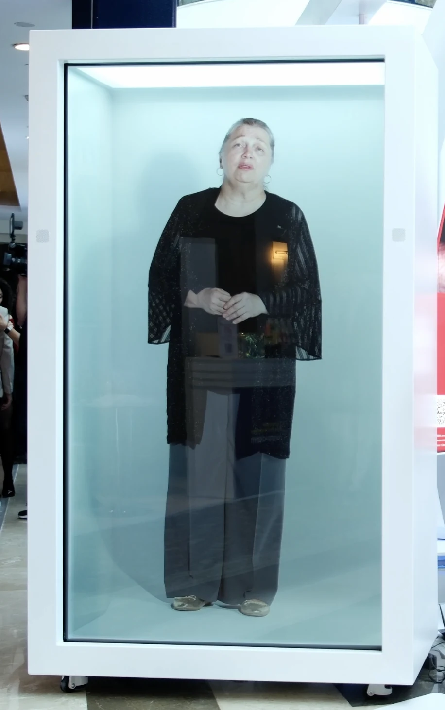 Dikey hologram ünitesinde gerçek boyutlu insan figürü